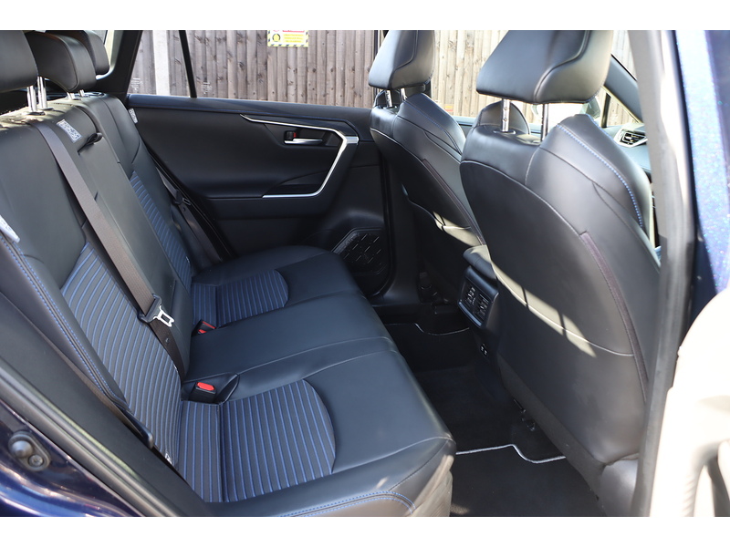 Toyota 2.5 VVT-H DYNAMIC SUV 5DR PETROL HYBRID CVT AUTO SUNROOF HEATED SEATS SAT NAV BLUETOOTH REAR CAMERA PARKING AIDS 2 OWNERS 61000 MILES FSH 6 SERVICES 72-74 Mitcham Road