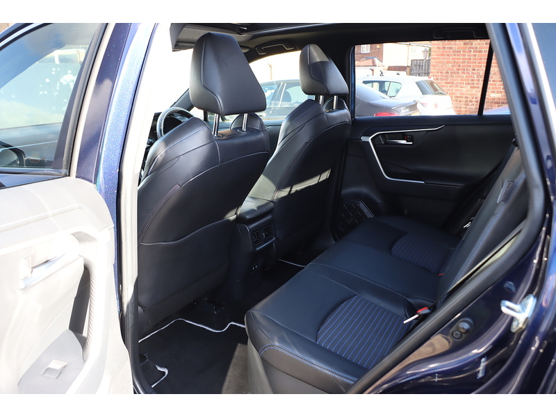 Toyota 2.5 VVT-H DYNAMIC SUV 5DR PETROL HYBRID CVT AUTO SUNROOF HEATED SEATS SAT NAV BLUETOOTH REAR CAMERA PARKING AIDS 2 OWNERS 61000 MILES FSH 6 SERVICES 72-74 Mitcham Road