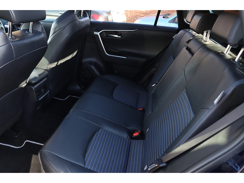 Toyota 2.5 VVT-H DYNAMIC SUV 5DR PETROL HYBRID CVT AUTO SUNROOF HEATED SEATS SAT NAV BLUETOOTH REAR CAMERA PARKING AIDS 2 OWNERS 61000 MILES FSH 6 SERVICES 72-74 Mitcham Road