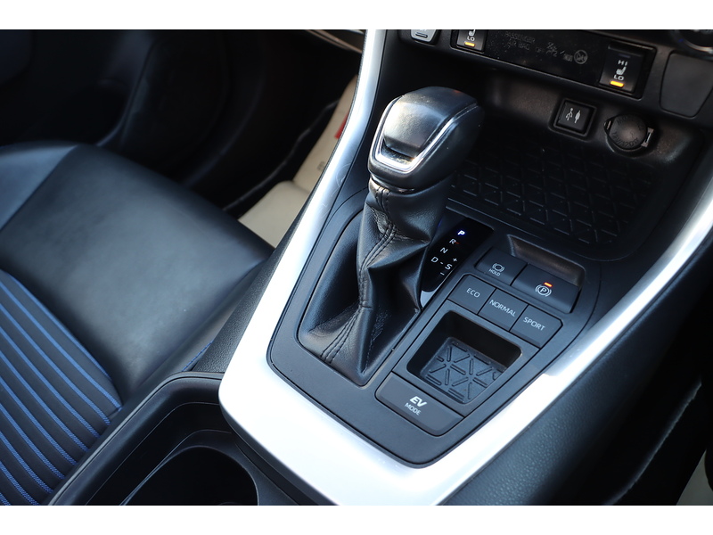 Toyota 2.5 VVT-H DYNAMIC SUV 5DR PETROL HYBRID CVT AUTO SUNROOF HEATED SEATS SAT NAV BLUETOOTH REAR CAMERA PARKING AIDS 2 OWNERS 61000 MILES FSH 6 SERVICES 72-74 Mitcham Road