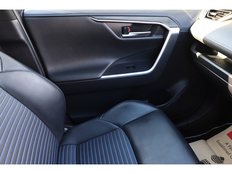 Toyota 2.5 VVT-H DYNAMIC SUV 5DR PETROL HYBRID CVT AUTO SUNROOF HEATED SEATS SAT NAV BLUETOOTH REAR CAMERA PARKING AIDS 2 OWNERS 61000 MILES FSH 6 SERVICES 72-74 Mitcham Road