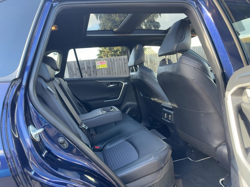 Toyota 2.5 VVT-H DYNAMIC SUV 5DR PETROL HYBRID CVT AUTO SUNROOF HEATED SEATS SAT NAV BLUETOOTH REAR CAMERA PARKING AIDS 2 OWNERS 61000 MILES FSH 6 SERVICES 72-74 Mitcham Road