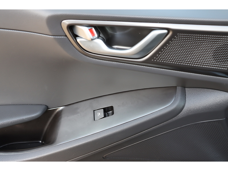 Hyundai 1.6 H-GDI PREMIUM SE HATCHBACK 5DR PETROL HYBRID DCT AUTO HEATED SEATS SAT NAV BLUETOOTH APPLE CARPLAY REAR CAMERA PARKING AIDS ONLY 63000 MILES FSH 72-74 Mitcham Road