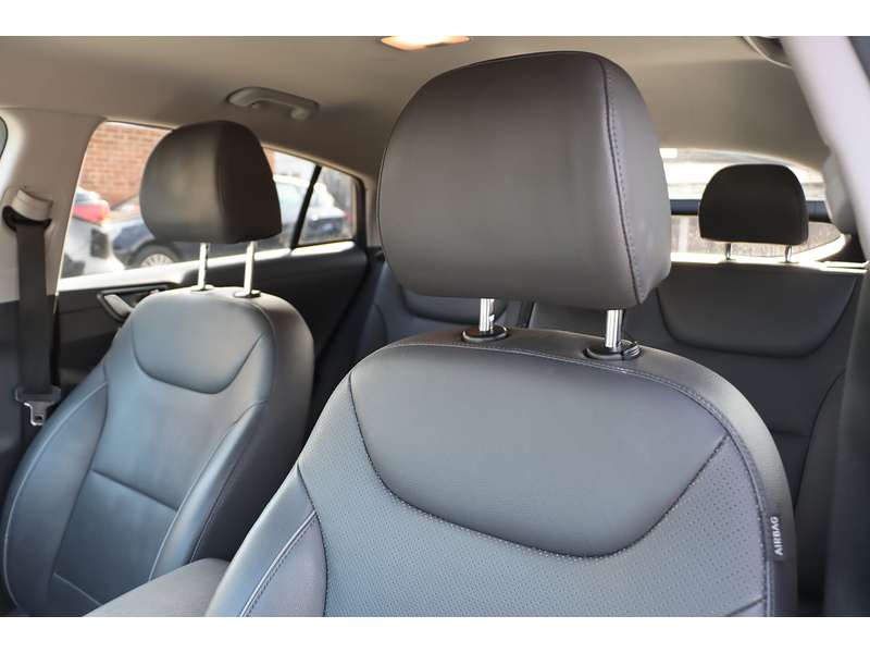 Hyundai 1.6 H-GDI PREMIUM SE HATCHBACK 5DR PETROL HYBRID DCT AUTO HEATED SEATS SAT NAV BLUETOOTH APPLE CARPLAY REAR CAMERA PARKING AIDS ONLY 63000 MILES FSH 72-74 Mitcham Road