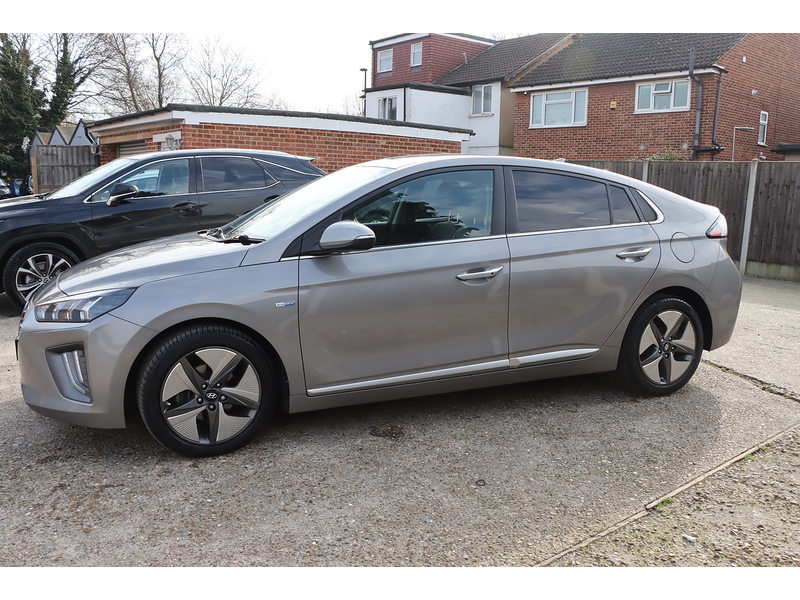 Hyundai 1.6 H-GDI PREMIUM SE HATCHBACK 5DR PETROL HYBRID DCT AUTO HEATED SEATS SAT NAV BLUETOOTH APPLE CARPLAY REAR CAMERA PARKING AIDS ONLY 63000 MILES FSH 72-74 Mitcham Road