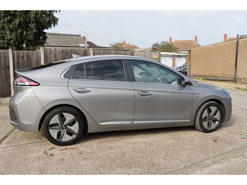 Hyundai 1.6 H-GDI PREMIUM SE HATCHBACK 5DR PETROL HYBRID DCT AUTO HEATED SEATS SAT NAV BLUETOOTH APPLE CARPLAY REAR CAMERA PARKING AIDS ONLY 63000 MILES FSH 72-74 Mitcham Road
