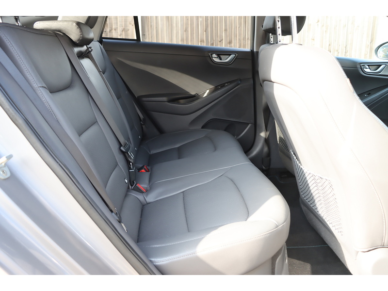 Hyundai 1.6 H-GDI PREMIUM SE HATCHBACK 5DR PETROL HYBRID DCT AUTO HEATED SEATS SAT NAV BLUETOOTH APPLE CARPLAY REAR CAMERA PARKING AIDS ONLY 63000 MILES FSH 72-74 Mitcham Road