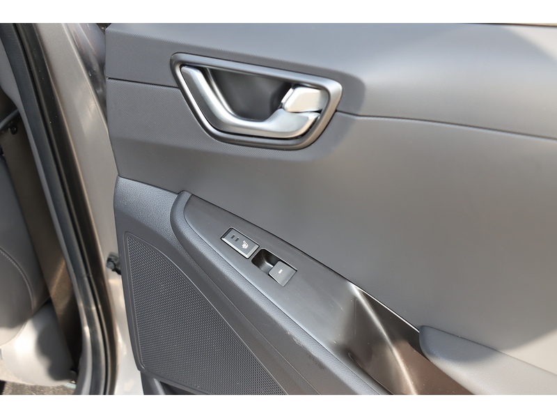 Hyundai 1.6 H-GDI PREMIUM SE HATCHBACK 5DR PETROL HYBRID DCT AUTO HEATED SEATS SAT NAV BLUETOOTH APPLE CARPLAY REAR CAMERA PARKING AIDS ONLY 63000 MILES FSH 72-74 Mitcham Road