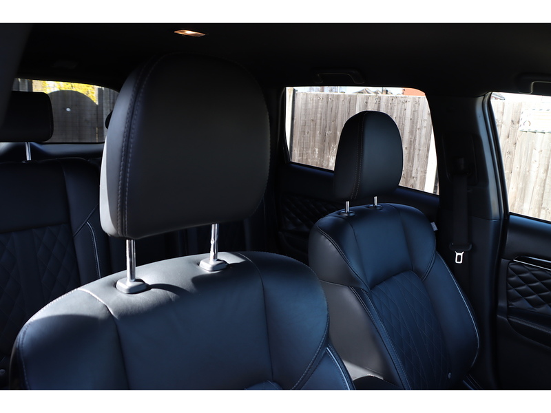 Mitsubishi 2.4H TWINMOTOR 13.8KWH EXCEED SUV 5DR PETROL PLUG-IN HYBRID CVT 4WD AUTO HEATED SEATS SAT NAV BLUETOOTH APPLE CARPLAY REAR CAM 2 OWNERS 42000 MILES SH 72-74 Mitcham Road