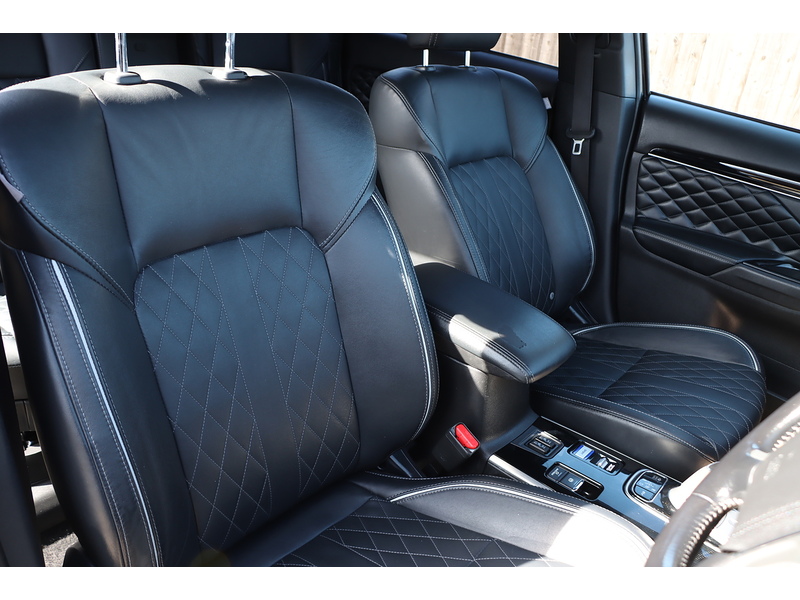 Mitsubishi 2.4H TWINMOTOR 13.8KWH EXCEED SUV 5DR PETROL PLUG-IN HYBRID CVT 4WD AUTO HEATED SEATS SAT NAV BLUETOOTH APPLE CARPLAY REAR CAM 2 OWNERS 42000 MILES SH 72-74 Mitcham Road