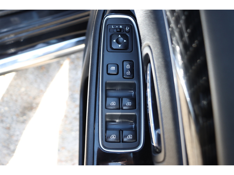 Mitsubishi 2.4H TWINMOTOR 13.8KWH EXCEED SUV 5DR PETROL PLUG-IN HYBRID CVT 4WD AUTO HEATED SEATS SAT NAV BLUETOOTH APPLE CARPLAY REAR CAM 2 OWNERS 42000 MILES SH 72-74 Mitcham Road