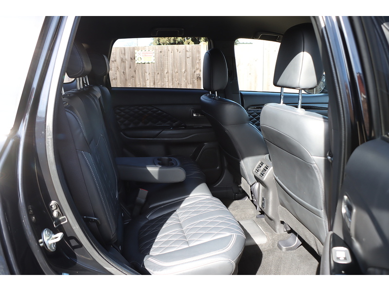 Mitsubishi 2.4H TWINMOTOR 13.8KWH EXCEED SUV 5DR PETROL PLUG-IN HYBRID CVT 4WD AUTO HEATED SEATS SAT NAV BLUETOOTH APPLE CARPLAY REAR CAM 2 OWNERS 42000 MILES SH 72-74 Mitcham Road