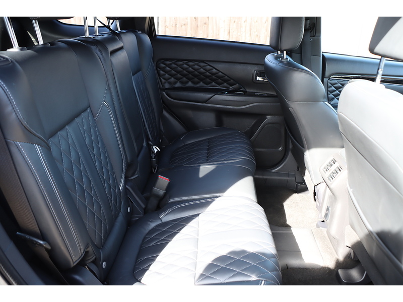 Mitsubishi 2.4H TWINMOTOR 13.8KWH EXCEED SUV 5DR PETROL PLUG-IN HYBRID CVT 4WD AUTO HEATED SEATS SAT NAV BLUETOOTH APPLE CARPLAY REAR CAM 2 OWNERS 42000 MILES SH 72-74 Mitcham Road