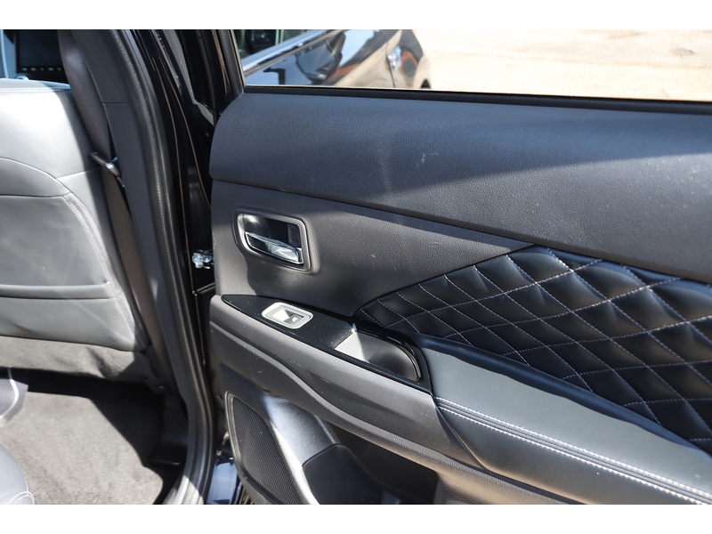 Mitsubishi 2.4H TWINMOTOR 13.8KWH EXCEED SUV 5DR PETROL PLUG-IN HYBRID CVT 4WD AUTO HEATED SEATS SAT NAV BLUETOOTH APPLE CARPLAY REAR CAM 2 OWNERS 42000 MILES SH 72-74 Mitcham Road