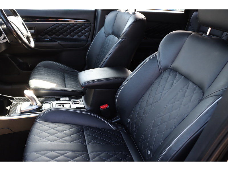 Mitsubishi 2.4H TWINMOTOR 13.8KWH EXCEED SUV 5DR PETROL PLUG-IN HYBRID CVT 4WD AUTO HEATED SEATS SAT NAV BLUETOOTH APPLE CARPLAY REAR CAM 2 OWNERS 42000 MILES SH 72-74 Mitcham Road