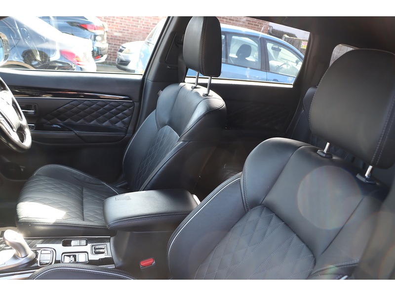 Mitsubishi 2.4H TWINMOTOR 13.8KWH EXCEED SUV 5DR PETROL PLUG-IN HYBRID CVT 4WD AUTO HEATED SEATS SAT NAV BLUETOOTH APPLE CARPLAY REAR CAM 2 OWNERS 42000 MILES SH 72-74 Mitcham Road