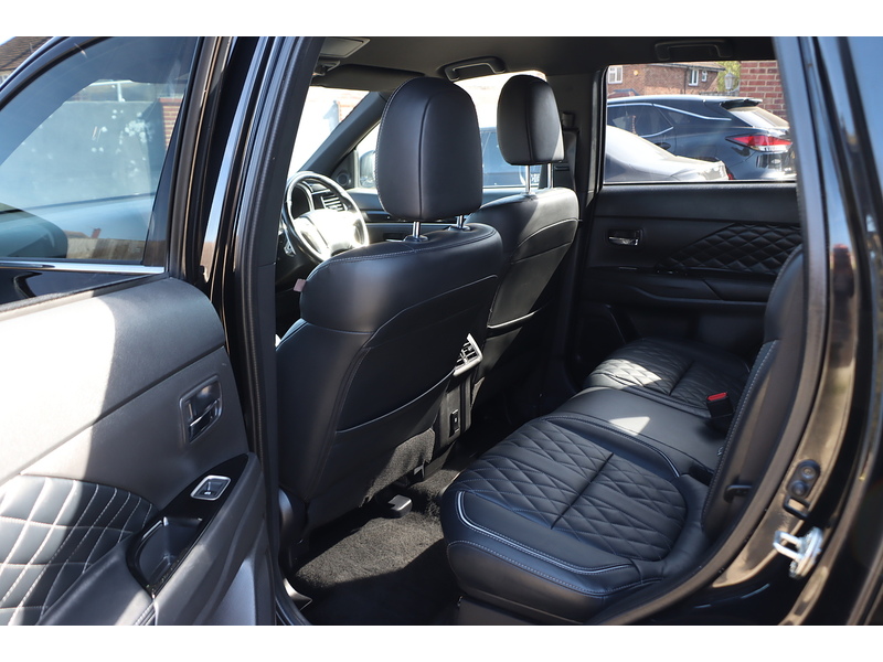 Mitsubishi 2.4H TWINMOTOR 13.8KWH EXCEED SUV 5DR PETROL PLUG-IN HYBRID CVT 4WD AUTO HEATED SEATS SAT NAV BLUETOOTH APPLE CARPLAY REAR CAM 2 OWNERS 42000 MILES SH 72-74 Mitcham Road