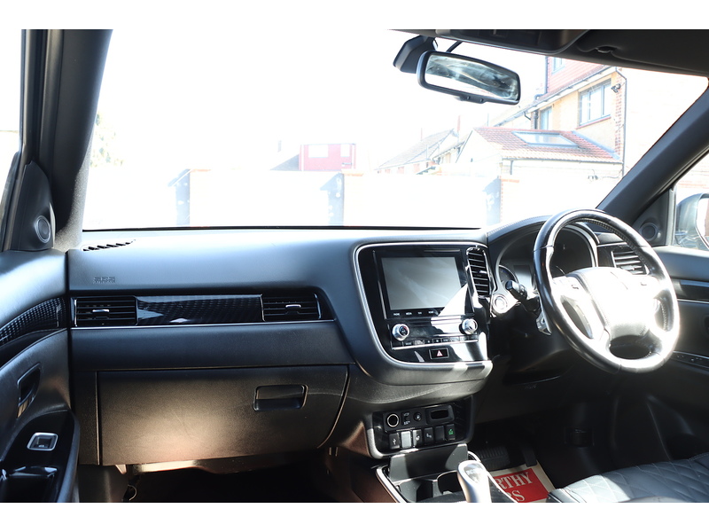 Mitsubishi 2.4H TWINMOTOR 13.8KWH EXCEED SUV 5DR PETROL PLUG-IN HYBRID CVT 4WD AUTO HEATED SEATS SAT NAV BLUETOOTH APPLE CARPLAY REAR CAM 2 OWNERS 42000 MILES SH 72-74 Mitcham Road