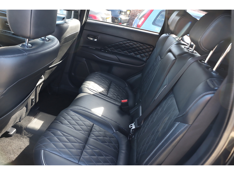 Mitsubishi 2.4H TWINMOTOR 13.8KWH EXCEED SUV 5DR PETROL PLUG-IN HYBRID CVT 4WD AUTO HEATED SEATS SAT NAV BLUETOOTH APPLE CARPLAY REAR CAM 2 OWNERS 42000 MILES SH 72-74 Mitcham Road