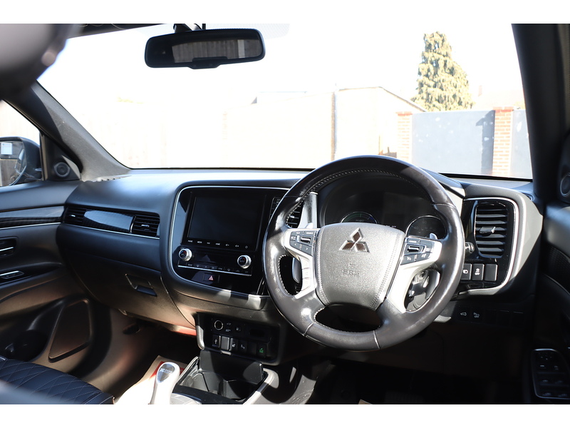 Mitsubishi 2.4H TWINMOTOR 13.8KWH EXCEED SUV 5DR PETROL PLUG-IN HYBRID CVT 4WD AUTO HEATED SEATS SAT NAV BLUETOOTH APPLE CARPLAY REAR CAM 2 OWNERS 42000 MILES SH 72-74 Mitcham Road