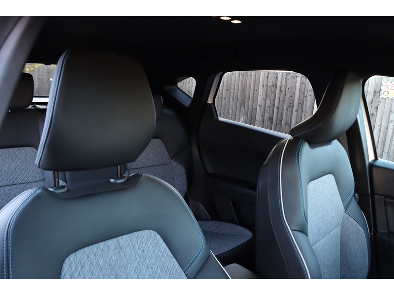 Renault 1.6 E-TECH 9.8KWH LAUNCH EDITION SUV 5DR PETROL PLUG-IN HYBRID AUTO SATNAV BLUETOOTH DAB STEREO APPLE CARPLAY PARKING AIDS JUST 1 OWNER FSH 5 SERVICES 72-74 Mitcham Road