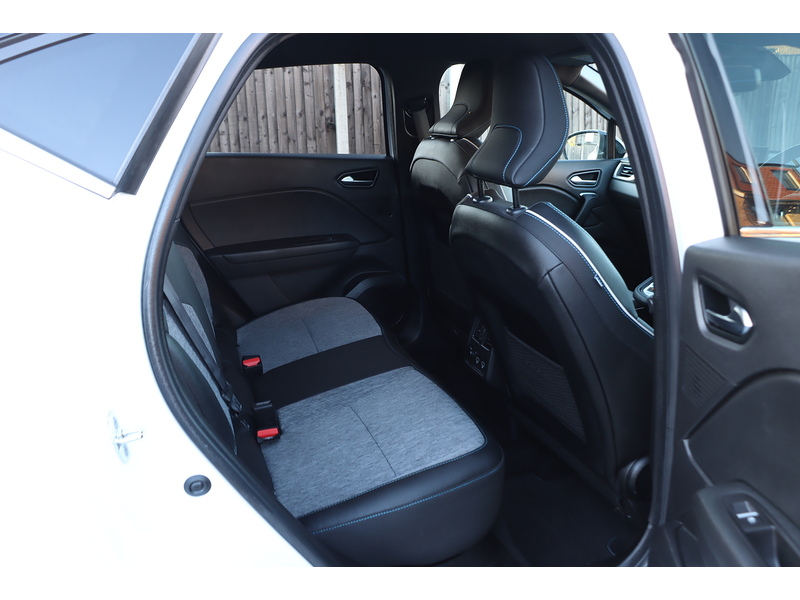 Renault 1.6 E-TECH 9.8KWH LAUNCH EDITION SUV 5DR PETROL PLUG-IN HYBRID AUTO SATNAV BLUETOOTH DAB STEREO APPLE CARPLAY PARKING AIDS JUST 1 OWNER FSH 5 SERVICES 72-74 Mitcham Road