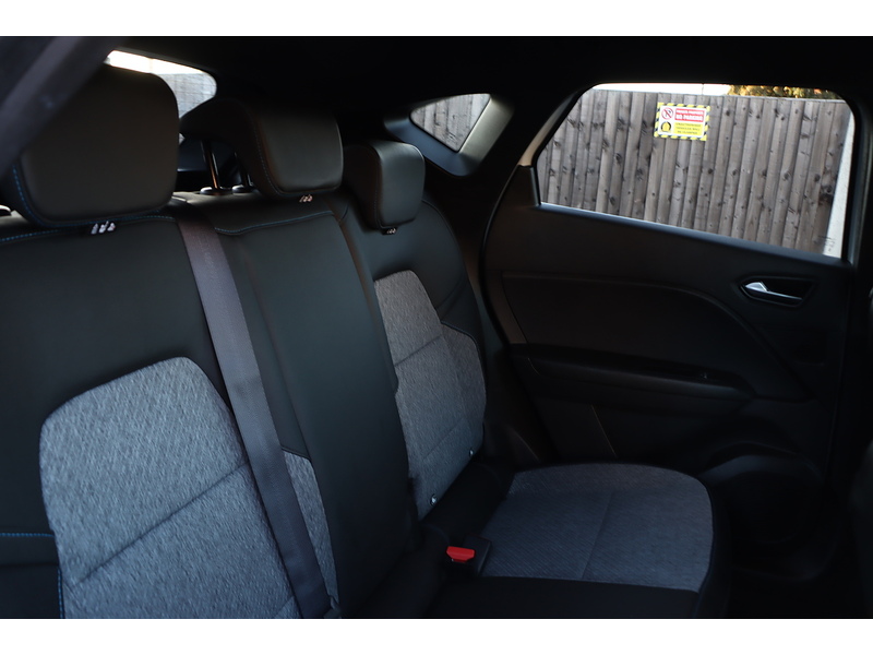 Renault 1.6 E-TECH 9.8KWH LAUNCH EDITION SUV 5DR PETROL PLUG-IN HYBRID AUTO SATNAV BLUETOOTH DAB STEREO APPLE CARPLAY PARKING AIDS JUST 1 OWNER FSH 5 SERVICES 72-74 Mitcham Road