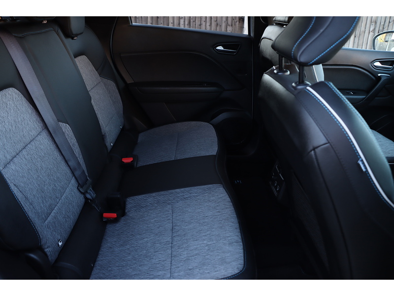 Renault 1.6 E-TECH 9.8KWH LAUNCH EDITION SUV 5DR PETROL PLUG-IN HYBRID AUTO SATNAV BLUETOOTH DAB STEREO APPLE CARPLAY PARKING AIDS JUST 1 OWNER FSH 5 SERVICES 72-74 Mitcham Road