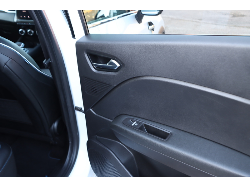 Renault 1.6 E-TECH 9.8KWH LAUNCH EDITION SUV 5DR PETROL PLUG-IN HYBRID AUTO SATNAV BLUETOOTH DAB STEREO APPLE CARPLAY PARKING AIDS JUST 1 OWNER FSH 5 SERVICES 72-74 Mitcham Road