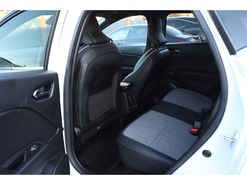 Renault 1.6 E-TECH 9.8KWH LAUNCH EDITION SUV 5DR PETROL PLUG-IN HYBRID AUTO SATNAV BLUETOOTH DAB STEREO APPLE CARPLAY PARKING AIDS JUST 1 OWNER FSH 5 SERVICES 72-74 Mitcham Road