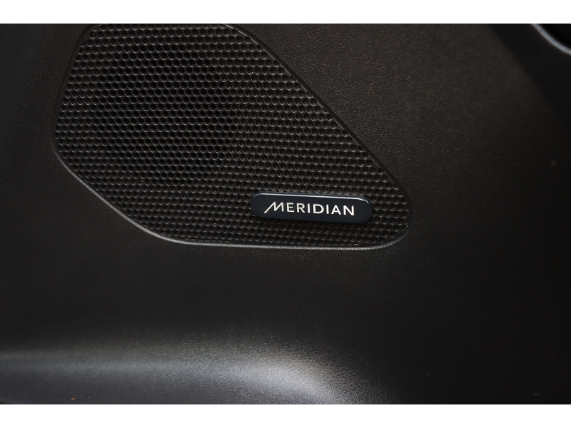 Jaguar 2.0 P300 R-SPORT SUV 5DR PETROL AWD AUTO SUNROOF HEATED SEATS SAT NAV BLUETOOTH DAB STEREO REAR CAMERA PARKING AIDS ONLY 59000 MILES FSH 6 SERVICES 72-74 Mitcham Road