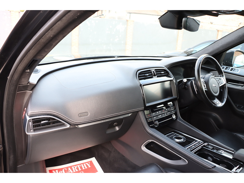 Jaguar 2.0 P300 R-SPORT SUV 5DR PETROL AWD AUTO SUNROOF HEATED SEATS SAT NAV BLUETOOTH DAB STEREO REAR CAMERA PARKING AIDS ONLY 59000 MILES FSH 6 SERVICES 72-74 Mitcham Road