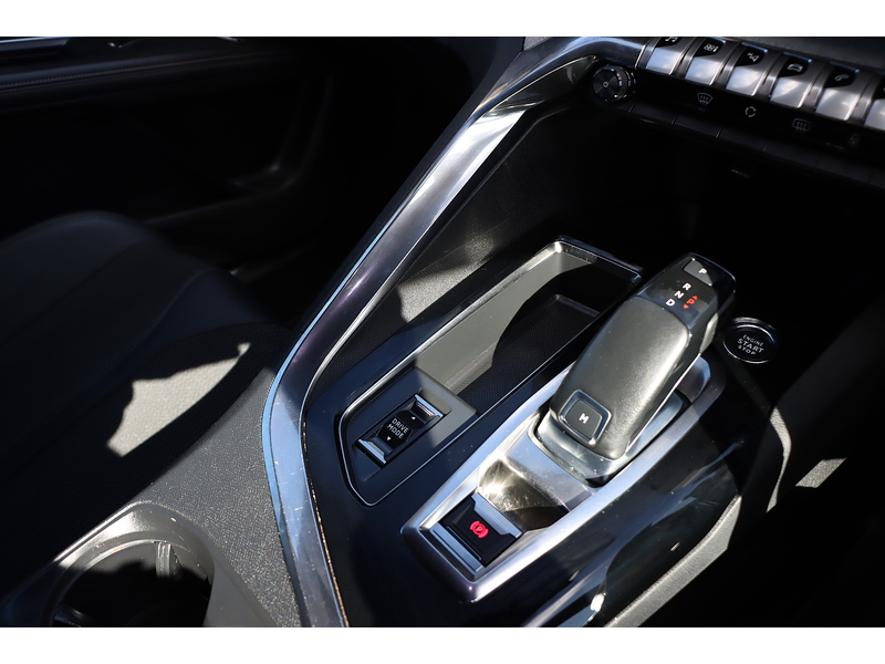 Peugeot 1.2 PURETECH GT SUV 5DR PETROL EAT AUTO 7 SEATER SAT NAV BLUETOOTH DAB STEREO APPLE CARPLAY REAR CAMERA PARKING AIDS JUST 1 OWNER ONLY 50000 MILES SH 72-74 Mitcham Road