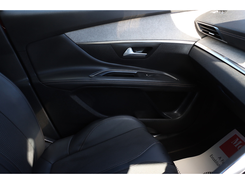 Peugeot 1.2 PURETECH GT SUV 5DR PETROL EAT AUTO 7 SEATER SAT NAV BLUETOOTH DAB STEREO APPLE CARPLAY REAR CAMERA PARKING AIDS JUST 1 OWNER ONLY 50000 MILES SH 72-74 Mitcham Road