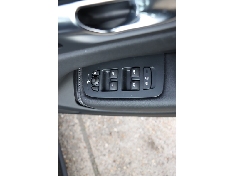 Volvo 2.0 B5 MHEV PLUS SUV 5DR PETROL HYBRID AWD AUTO HEATED SEATS SAT NAV BLUETOOTH APPLE CARPLAY REAR & 360 CAM PARKING AIDS JUST 1 OWNER 14000 MILES FSH 72-74 Mitcham Road