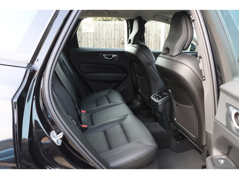 Volvo 2.0 B5 MHEV PLUS SUV 5DR PETROL HYBRID AWD AUTO HEATED SEATS SAT NAV BLUETOOTH APPLE CARPLAY REAR & 360 CAM PARKING AIDS JUST 1 OWNER 14000 MILES FSH 72-74 Mitcham Road