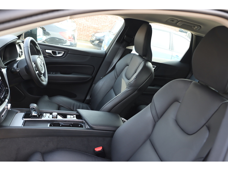 Volvo 2.0 B5 MHEV PLUS SUV 5DR PETROL HYBRID AWD AUTO HEATED SEATS SAT NAV BLUETOOTH APPLE CARPLAY REAR & 360 CAM PARKING AIDS JUST 1 OWNER 14000 MILES FSH 72-74 Mitcham Road