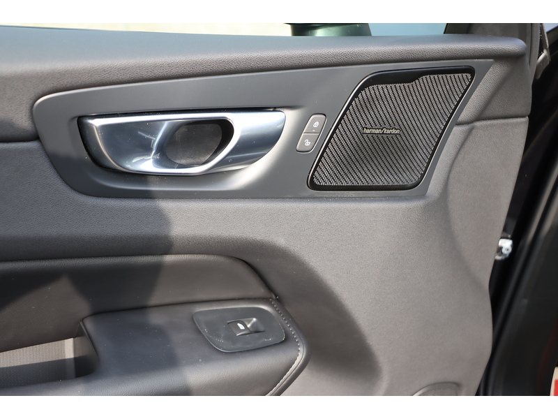 Volvo 2.0 B5 MHEV PLUS SUV 5DR PETROL HYBRID AWD AUTO HEATED SEATS SAT NAV BLUETOOTH APPLE CARPLAY REAR & 360 CAM PARKING AIDS JUST 1 OWNER 14000 MILES FSH 72-74 Mitcham Road