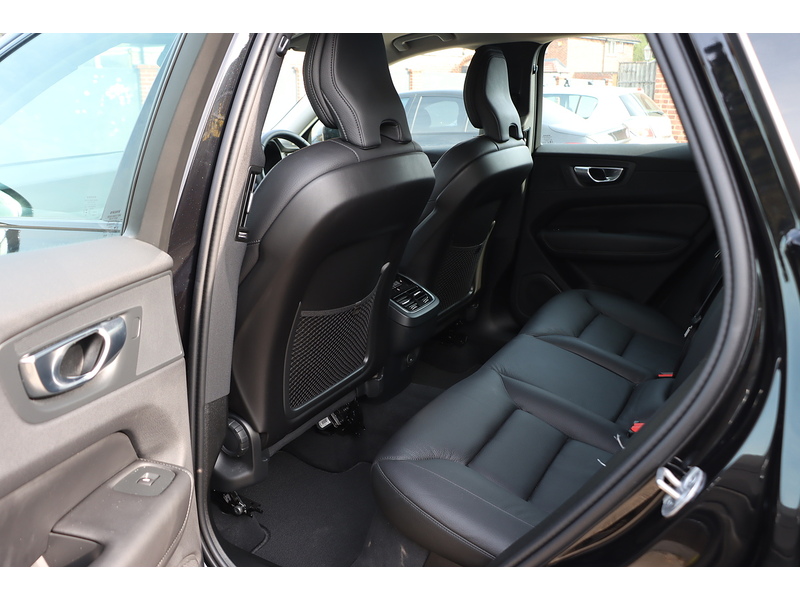 Volvo 2.0 B5 MHEV PLUS SUV 5DR PETROL HYBRID AWD AUTO HEATED SEATS SAT NAV BLUETOOTH APPLE CARPLAY REAR & 360 CAM PARKING AIDS JUST 1 OWNER 14000 MILES FSH 72-74 Mitcham Road