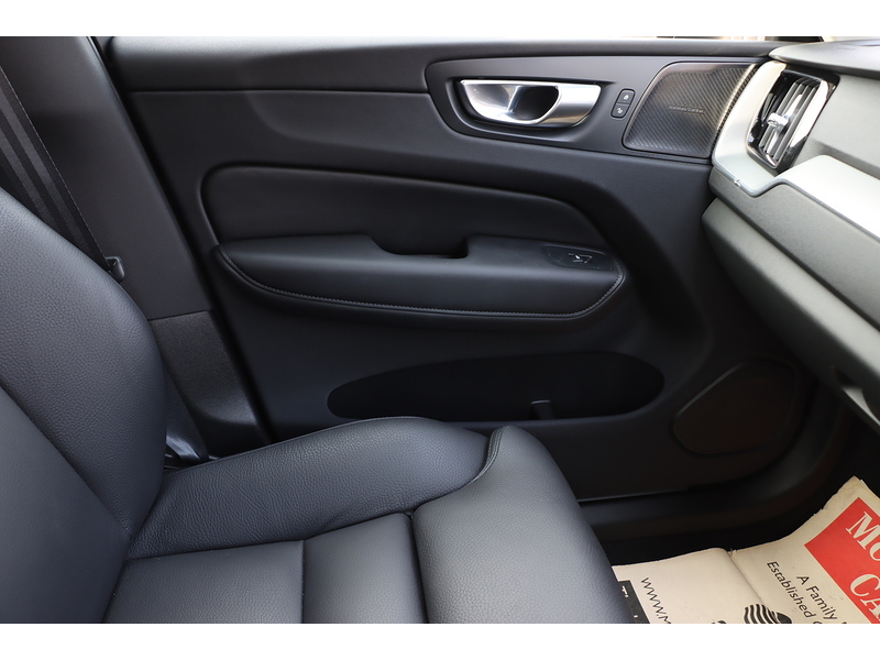 Volvo 2.0 B5 MHEV PLUS SUV 5DR PETROL HYBRID AWD AUTO HEATED SEATS SAT NAV BLUETOOTH APPLE CARPLAY REAR & 360 CAM PARKING AIDS JUST 1 OWNER 14000 MILES FSH 72-74 Mitcham Road