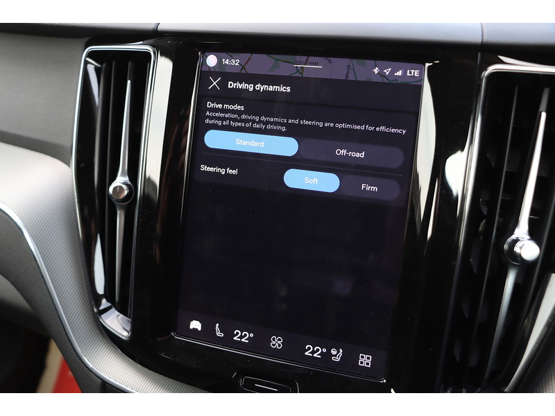 Volvo 2.0 B5 MHEV PLUS SUV 5DR PETROL HYBRID AWD AUTO HEATED SEATS SAT NAV BLUETOOTH APPLE CARPLAY REAR & 360 CAM PARKING AIDS JUST 1 OWNER 14000 MILES FSH 72-74 Mitcham Road