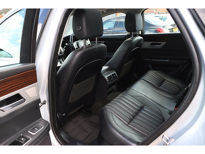 Jaguar 2.0I PORTFOLIO SPORTBRAKE 5DR PETROL AUTO HEATED SEATS SAT NAV BLUETOOTH DAB STEREO REAR CAMERA PARKING AIDS JUST 1 OWNER FROM NEW ONLY 62000 MILES SH 72-74 Mitcham Road