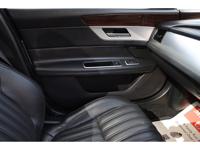 Jaguar 2.0I PORTFOLIO SPORTBRAKE 5DR PETROL AUTO HEATED SEATS SAT NAV BLUETOOTH DAB STEREO REAR CAMERA PARKING AIDS JUST 1 OWNER FROM NEW ONLY 62000 MILES SH 72-74 Mitcham Road