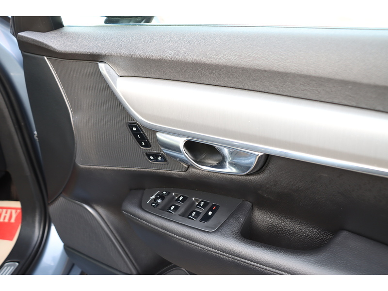 Volvo 2.0 T4 GPF MOMENTUM PRO ESTATE 5DR PETROL AUTO LEATHER HEATED SEATS SATNAV BLUETOOTH DAB RADIO PARKING AIDS SAME OWNER FOR 3 YEARS ONLY 83000 MILES SH 72-74 Mitcham Road