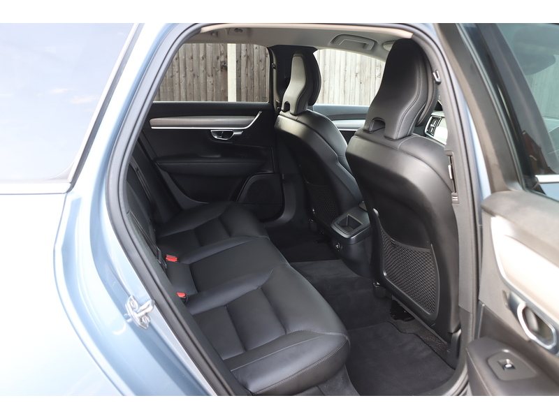 Volvo 2.0 T4 GPF MOMENTUM PRO ESTATE 5DR PETROL AUTO LEATHER HEATED SEATS SATNAV BLUETOOTH DAB RADIO PARKING AIDS SAME OWNER FOR 3 YEARS ONLY 83000 MILES SH 72-74 Mitcham Road