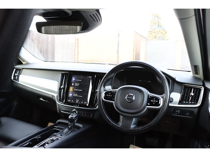 Volvo 2.0 T4 GPF MOMENTUM PRO ESTATE 5DR PETROL AUTO LEATHER HEATED SEATS SATNAV BLUETOOTH DAB RADIO PARKING AIDS SAME OWNER FOR 3 YEARS ONLY 83000 MILES SH 72-74 Mitcham Road