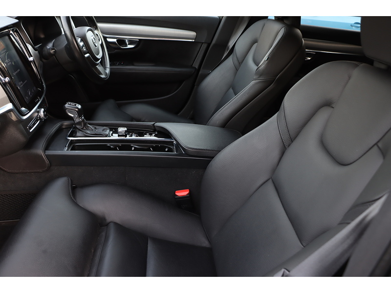 Volvo 2.0 T4 GPF MOMENTUM PRO ESTATE 5DR PETROL AUTO LEATHER HEATED SEATS SATNAV BLUETOOTH DAB RADIO PARKING AIDS SAME OWNER FOR 3 YEARS ONLY 83000 MILES SH 72-74 Mitcham Road