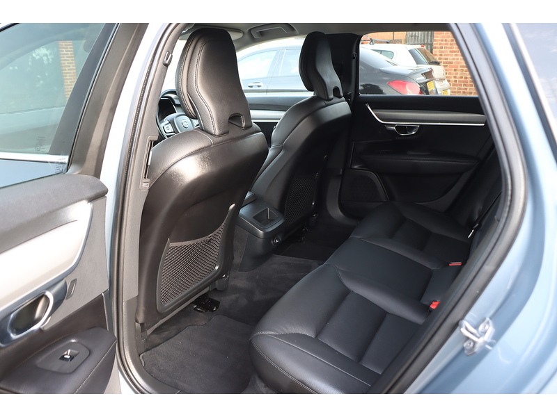 Volvo 2.0 T4 GPF MOMENTUM PRO ESTATE 5DR PETROL AUTO LEATHER HEATED SEATS SATNAV BLUETOOTH DAB RADIO PARKING AIDS SAME OWNER FOR 3 YEARS ONLY 83000 MILES SH 72-74 Mitcham Road