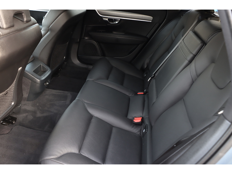 Volvo 2.0 T4 GPF MOMENTUM PRO ESTATE 5DR PETROL AUTO LEATHER HEATED SEATS SATNAV BLUETOOTH DAB RADIO PARKING AIDS SAME OWNER FOR 3 YEARS ONLY 83000 MILES SH 72-74 Mitcham Road