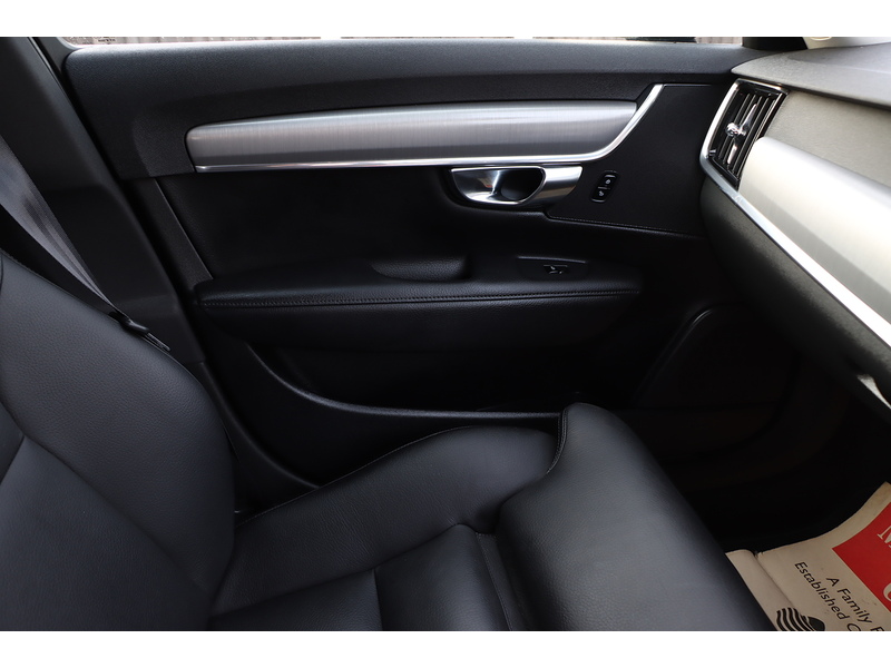 Volvo 2.0 T4 GPF MOMENTUM PRO ESTATE 5DR PETROL AUTO LEATHER HEATED SEATS SATNAV BLUETOOTH DAB RADIO PARKING AIDS SAME OWNER FOR 3 YEARS ONLY 83000 MILES SH 72-74 Mitcham Road